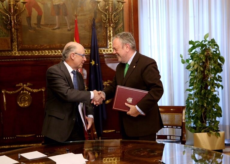 Montoro pacta una Ley Quinquenal con más capacidad tributaria para las haciendas vascas