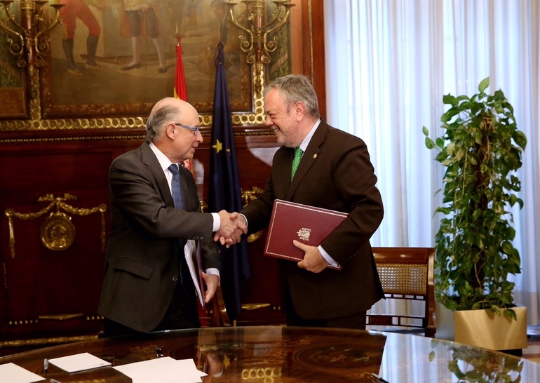 El ministro de Hacienda, Cristóbal Montoro y el consejero vasco de Hacienda, Pedro Azpiazu, durante la firma del acuerdo.