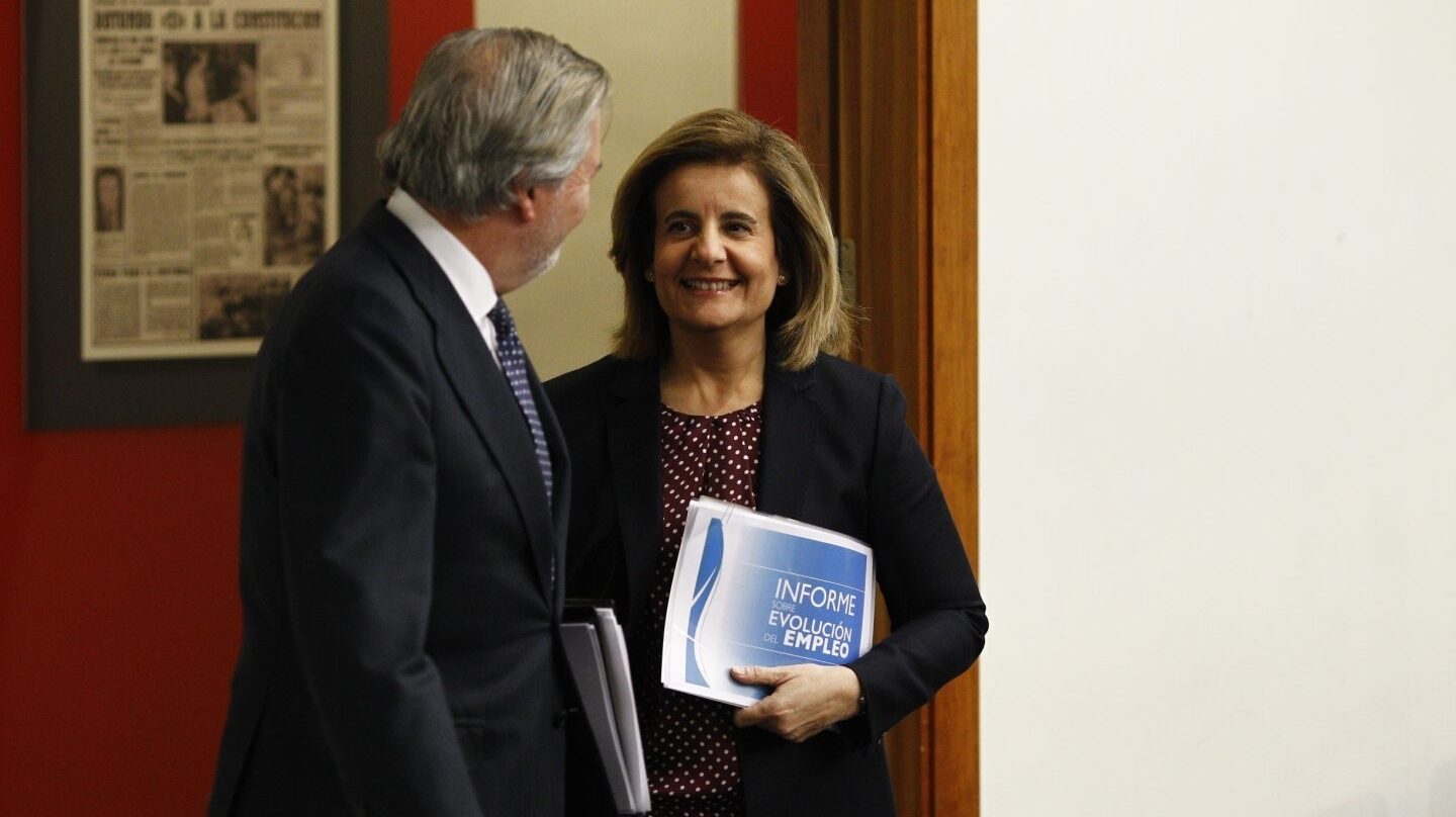 La ministra de Empleo, Fátima Báñez, estudia que bomberos o maestros puedan jubilarse antes como la Policía Local.