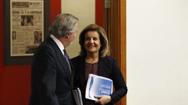 La ministra de Empleo, Fátima Báñez, estudia jubilar antes a bomberos o maestros La ministra de Empleo, Fátima Báñez, estudia que bomberos o maestros puedan jubilarse antes como la Policía Local.
