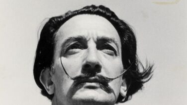 El bigote incorrupto de Dalí marca las "10 y 10"
