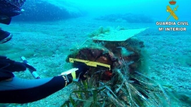 Imagen de la Guardia Civil con el artefacto encontrado en Tabarca.