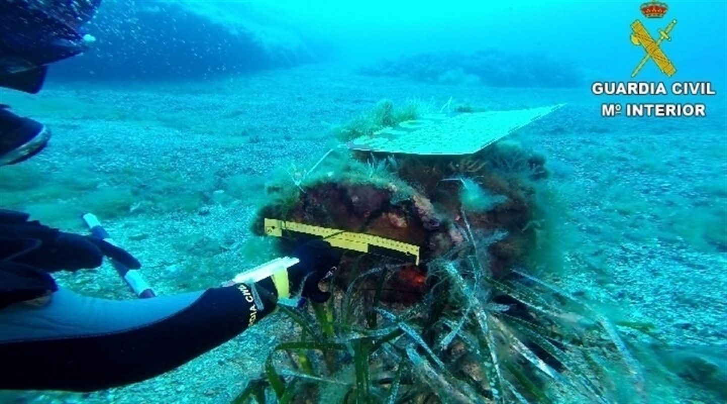 Imagen de la Guardia Civil con el artefacto encontrado en Tabarca.