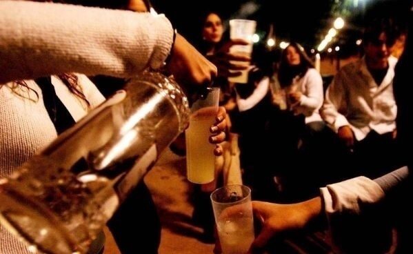 Una niña de 15 años en estado grave tras sufrir un coma etílico en un botellón en Madrid Botellón