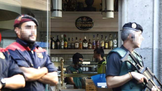 camorra-barcelona Agentes de los Mossos y la Guardia Civil, durante la operación contra la camorra de este miércoles.