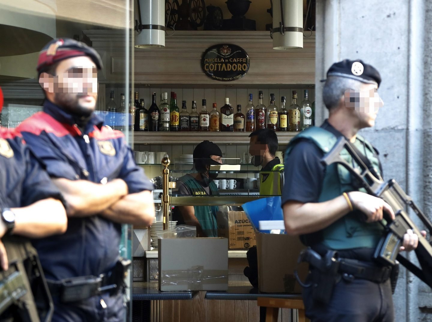 Agentes de los Mossos y la Guardia Civil, durante la operación contra la camorra de este miércoles.