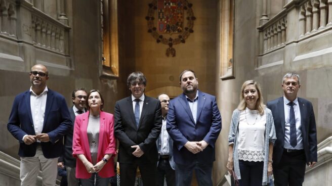 cataluna Carles Puigdemont y Oriol Junqueras, antes de la reunión con la AMI.