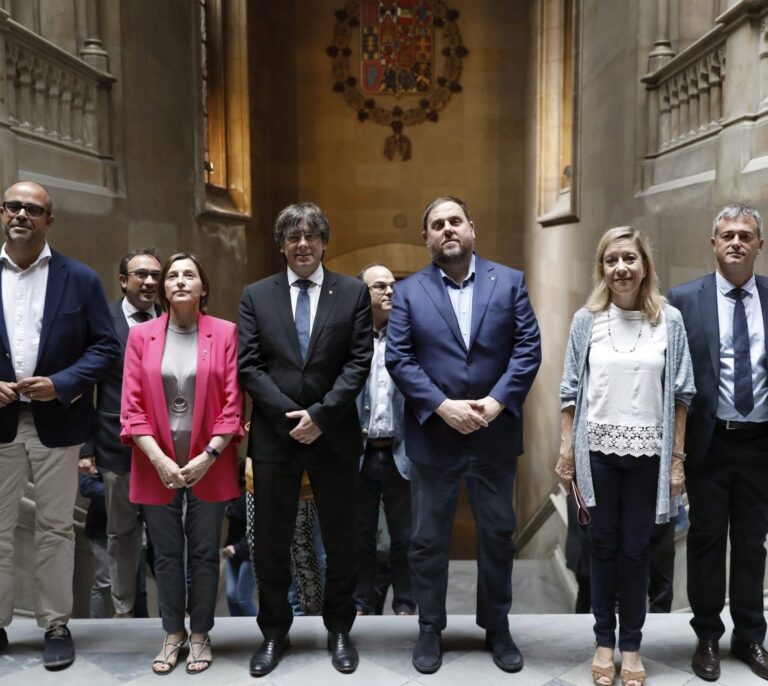 Puigdemont, a los alcaldes soberanistas: "Les dais miedo y más que les daréis"