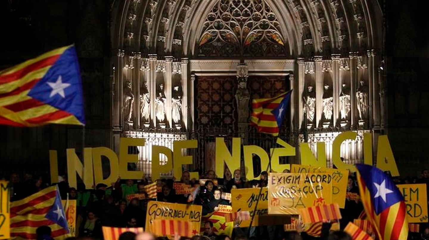 Simpatizantes de la CUP delante de la Catedral de Barcelona