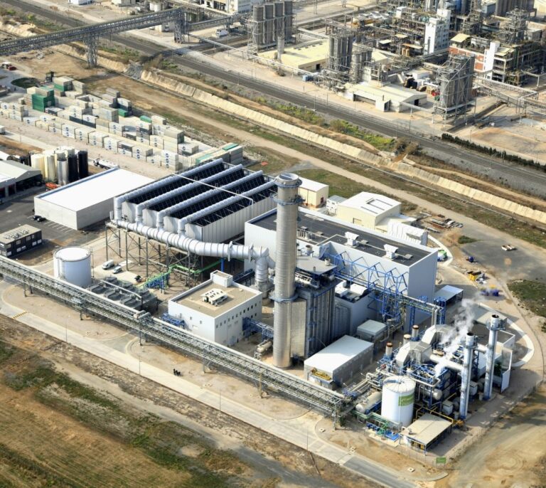 Los hogares pagan en el recibo de la luz 700 millones por 100 centrales que no se usan