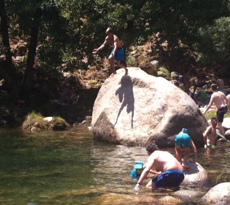 Muere un joven tras golpearse la cabeza con piedras en una piscina natural