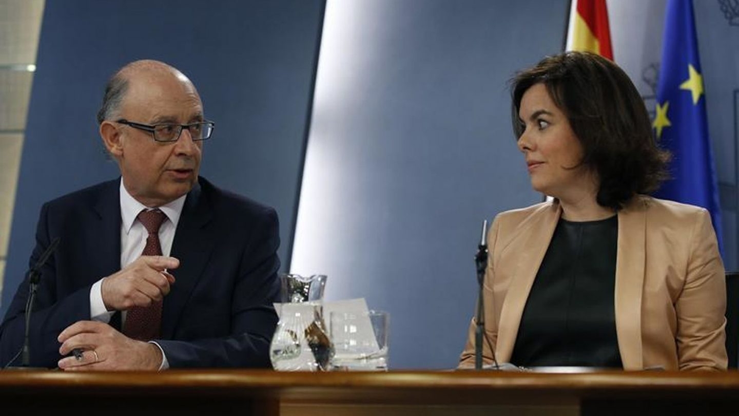 Santamaría y Montoro presentan la propuesta de financiación para contrarrestar la declaración de Rajoy en Gürtel
