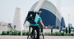 El Gobierno estudia adaptar la Ley para proteger a trabajadores como los 'riders' de Deliveroo