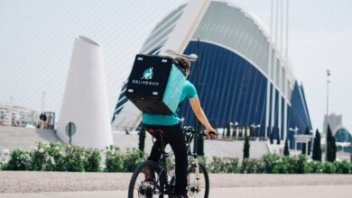 Inspección impone a Deliveroo el pago de la Seguridad Social por sus repartidores