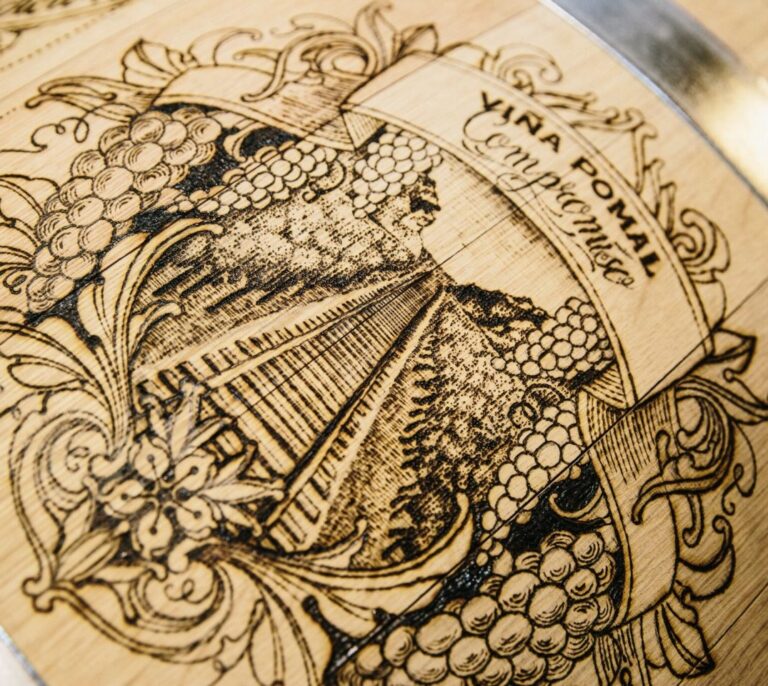 Vino de piel tatuada
