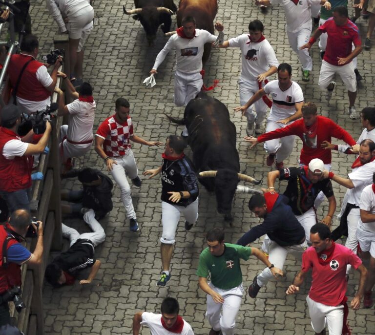 Los toros de Núñez del Cuvillo vuelan en un encierro con al menos tres heridos
