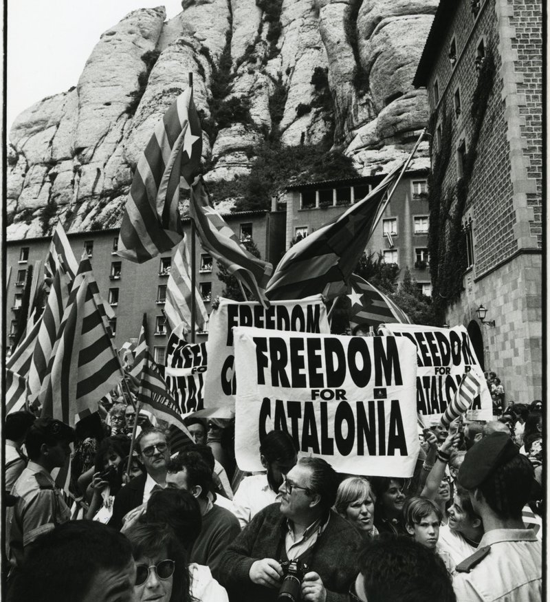 Pancartas de "Freedom for Catalonia" esperan el paso de la antorcha olímpica por Montserrat en los Juegos Olímpicos de Barcelona en 1992