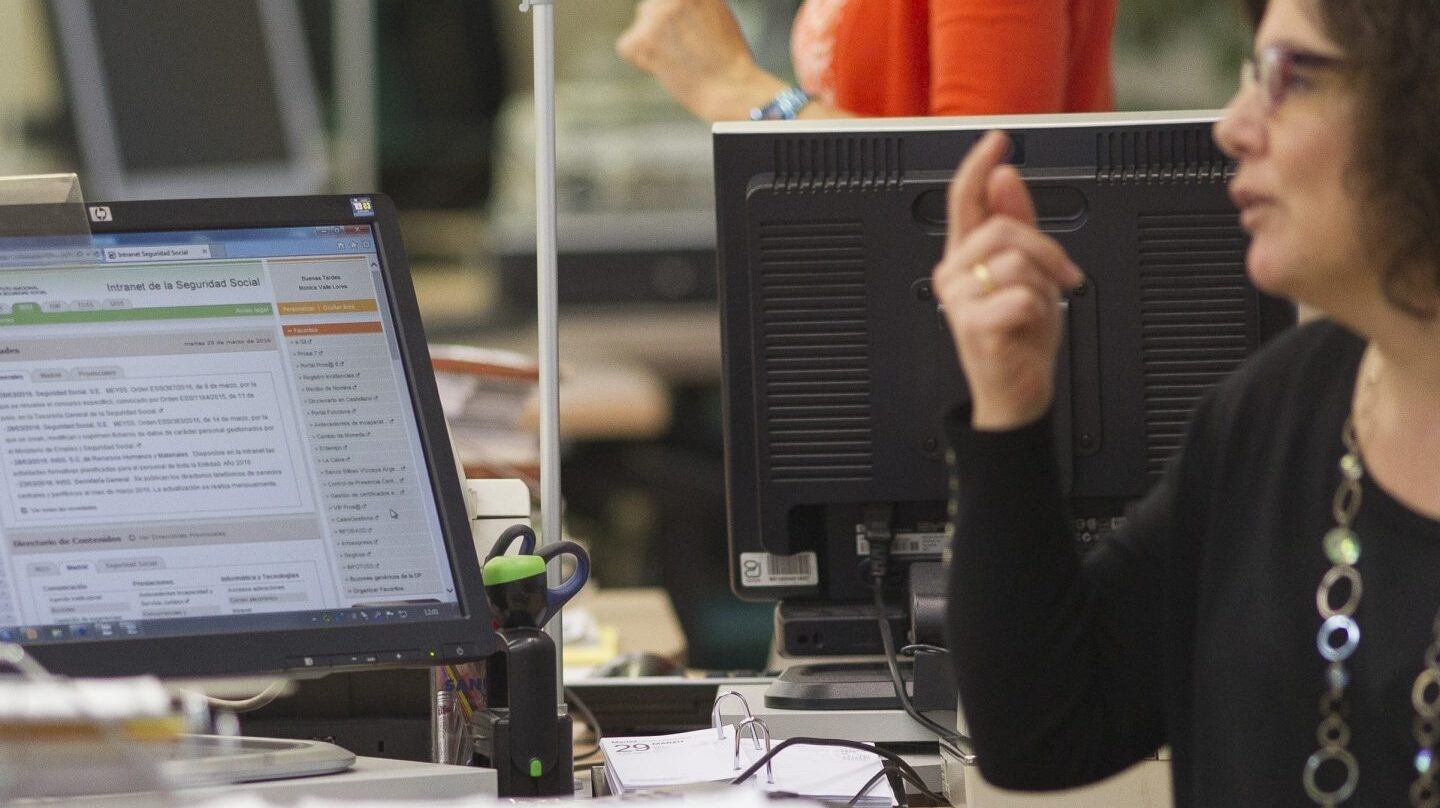 Funcionarios en una oficina de la Administración, de las muchas que reclaman una jornada de 35 horas.