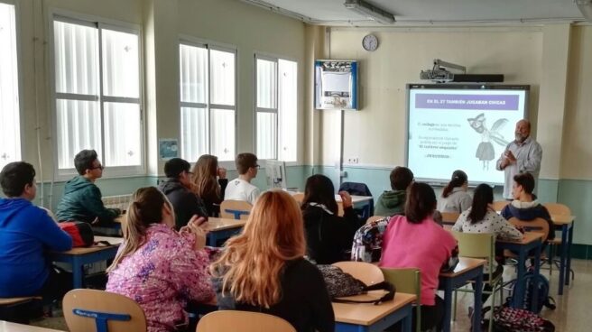 Profesor impartiendo clase en un colegio.