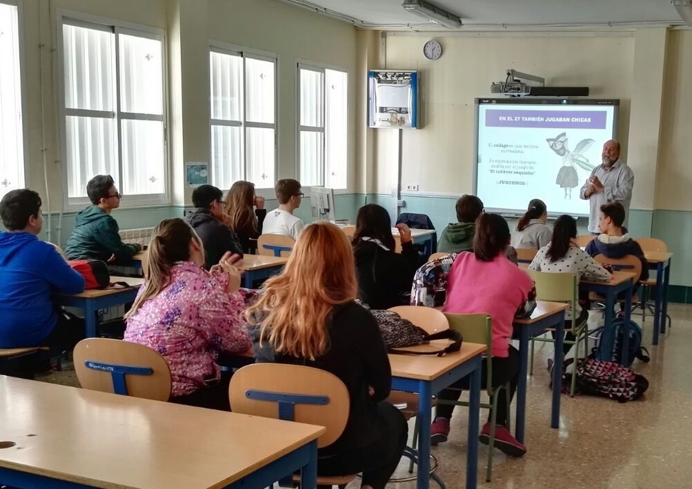 Profesor impartiendo clase en un colegio.