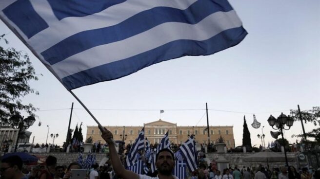 Banderas de Grecia ondeando durante las manifestaciones en contra de las reformas exigidas por Europa.