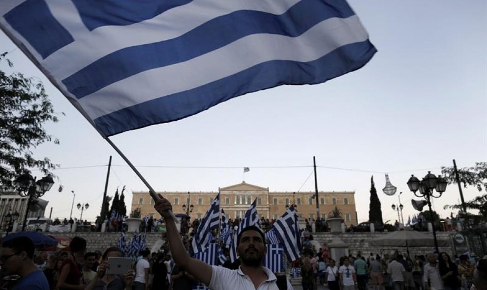 Banderas de Grecia ondeando durante las manifestaciones en contra de las reformas exigidas por Europa.