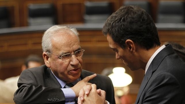 Alfonso Guerra y Pedro Sánchez charlan en el Congreso en una imagen de archivo