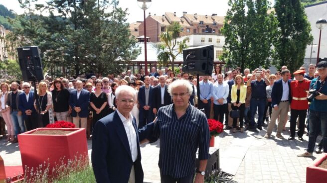 Imagen del homenaje a Miguel Ángel Blanco y a Sotero Mazo Figueras, el peluquero de Ermua, víctimas de ETA.