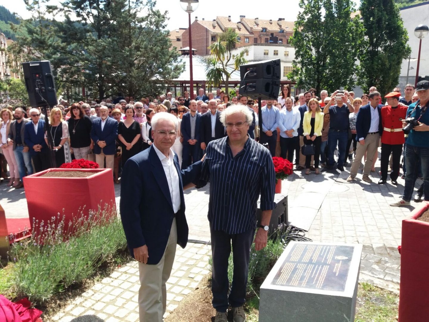 Imagen del homenaje a Miguel Ángel Blanco y a Sotero Mazo Figueras, el peluquero de Ermua, víctimas de ETA.