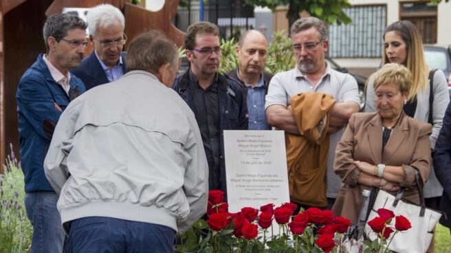 homenaje peluquero ermua eta Imagen del homenaje celebrado el año pasado a Sotero Mazo Figueras, el peluquero de Ermua, y M. Ángel Blanco Garrido, ambos víctimas de ETA.