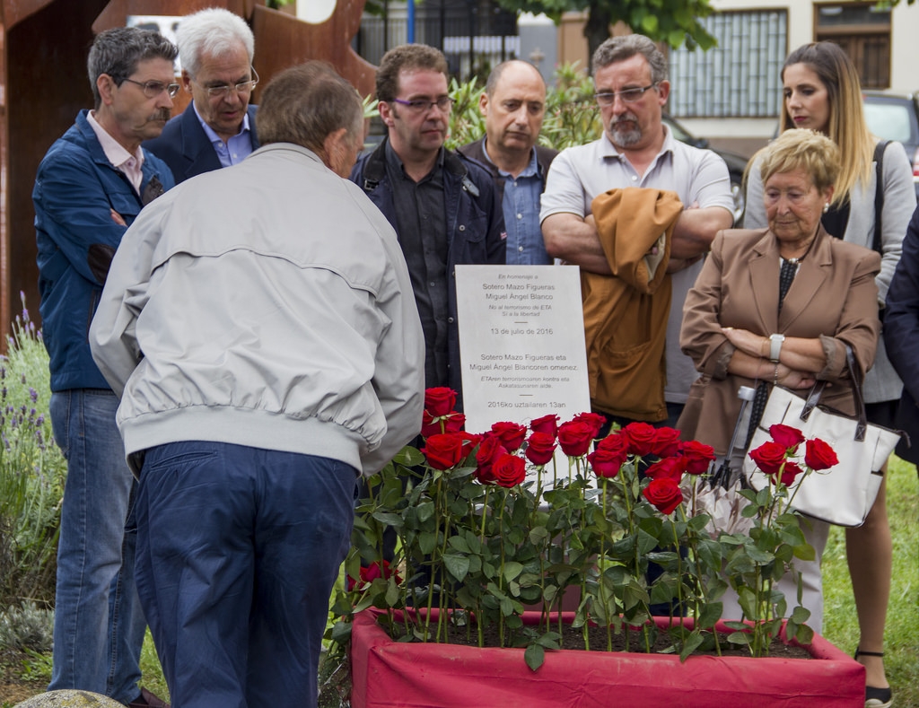 Imagen del homenaje celebrado el año pasado a Sotero Mazo Figueras, el peluquero de Ermua, y M. Ángel Blanco Garrido, ambos víctimas de ETA.