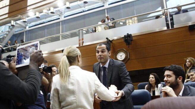 ignacio aguado y cifuentes elecciones madrid El portavoz de Ciudadanos en la Asamblea de Madrid, Ignacio Aguado, durante la investidura de Cristina Cifuentes como presidenta de la Comunidad.