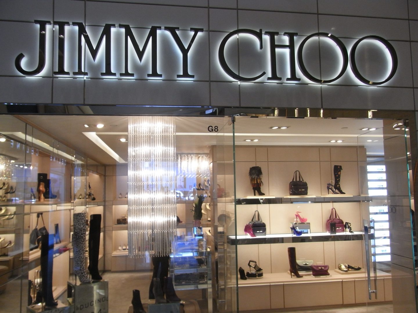 Vista general de un establecimiento de la firma Jimmy Choo, ahora propiedad de Michael Kors.