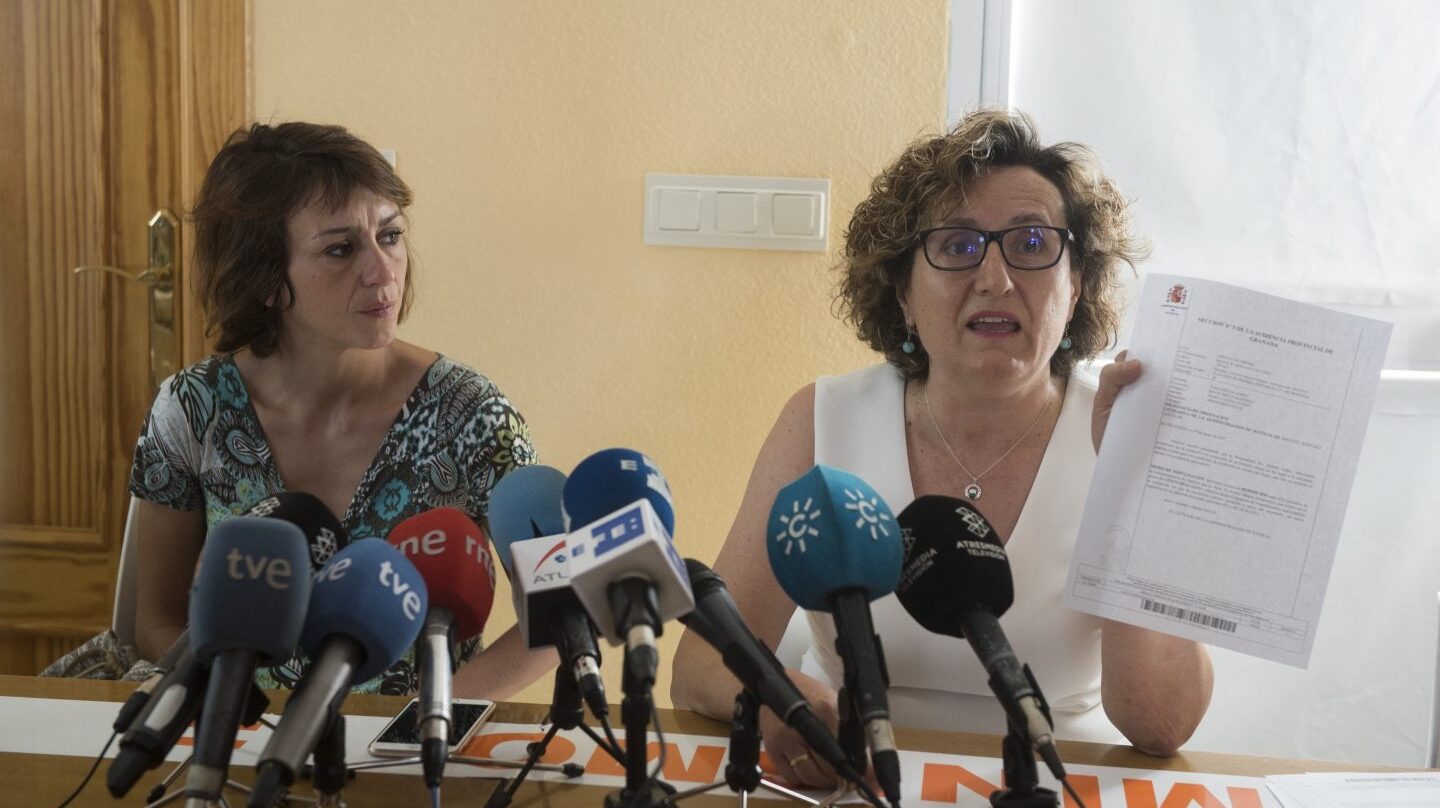 Juana Rivas, junto a su abogada.