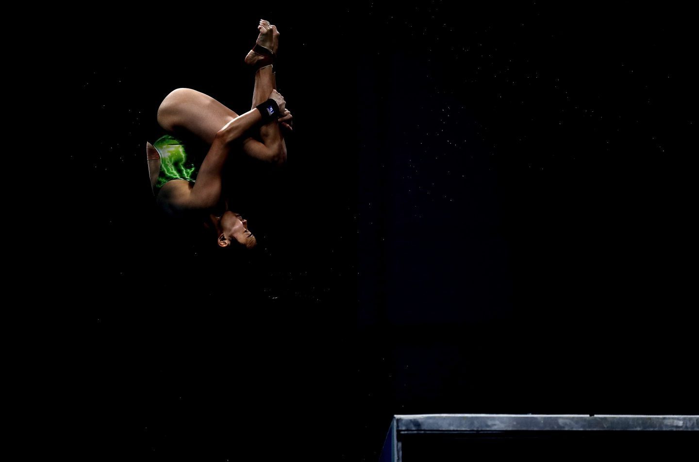 La saltadora malaya Jun Hoong Cheong ejecuta uno de sus saltos durante la final de saltos de plataforma de 10m