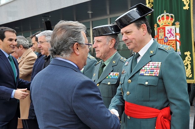 Zoido saluda a Laurentino Ceña tras la toma de posesión de éste como Mando de Operaciones de la Guardia Civil.