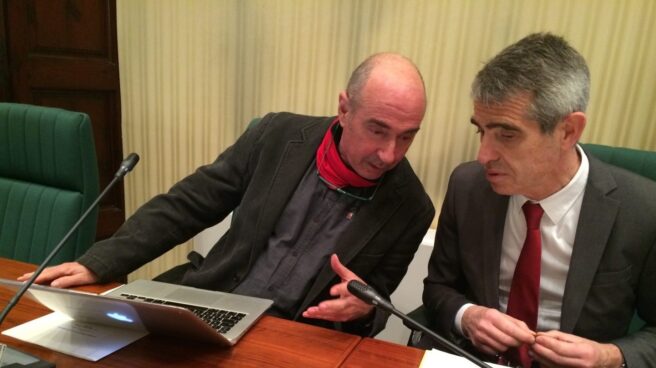 lluis llach y bayona El diputado de Junts pel Sí, Lluis Llach, junto a Antoni Bayona.