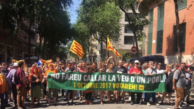 Manifestación en Barcelona frente al cuartel de la Guardia Civil en Travessera de Gracia.