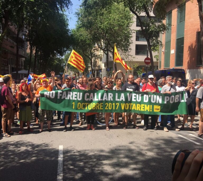 La fractura por el 'procés' estalla en dos manifestaciones ante el cuartel de la Guardia Civil
