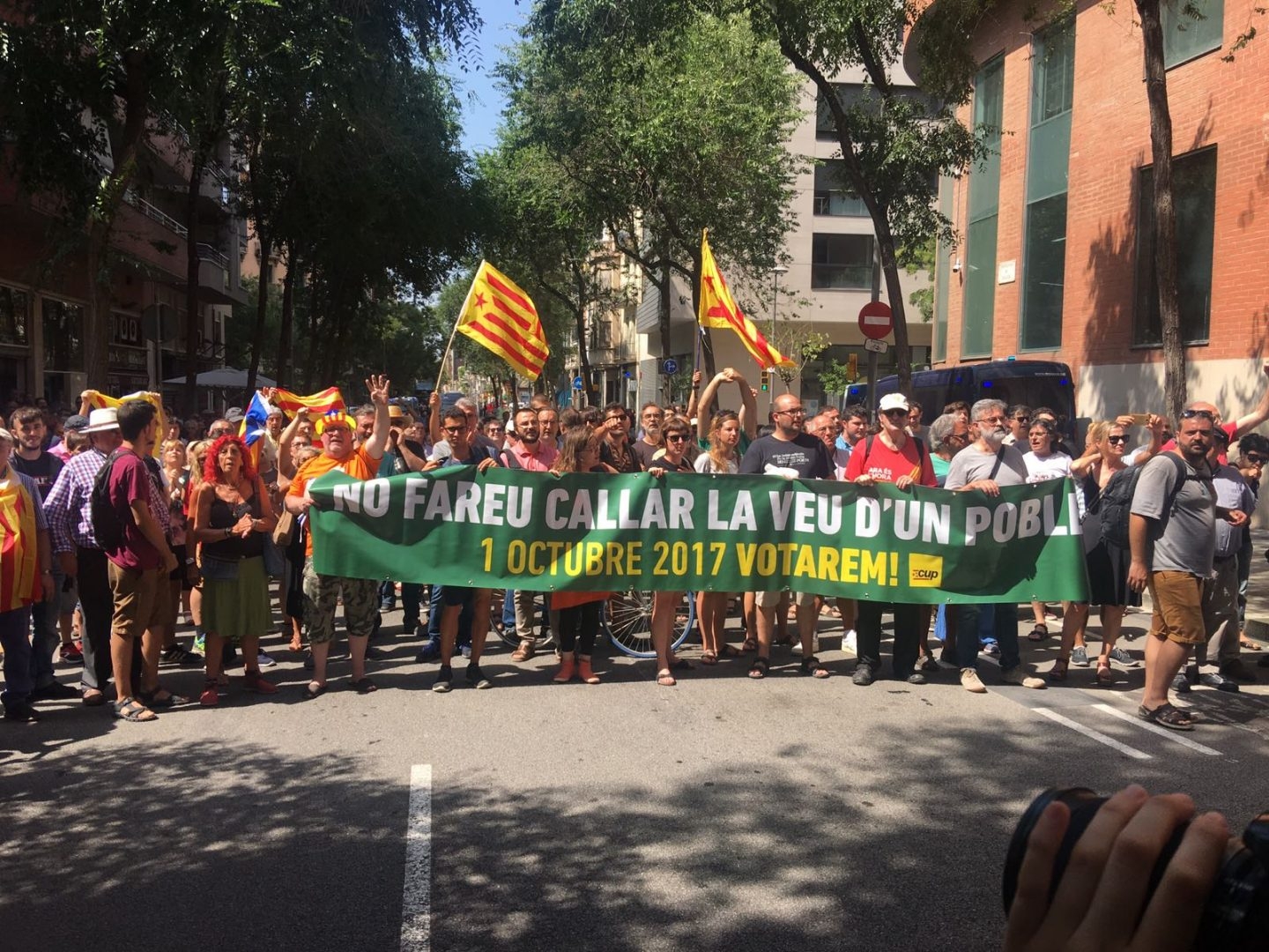 Manifestación en Barcelona frente al cuartel de la Guardia Civil en Travessera de Gracia.