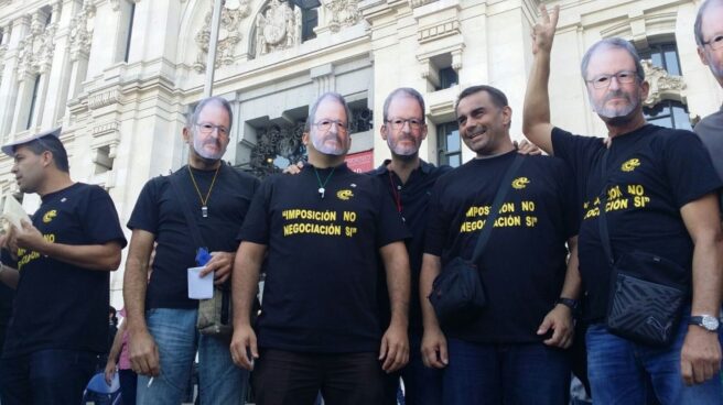 manifestacion javier barbero madrid Varios manifestantes con la careta del delegado de Seguridad Javier Barbero.