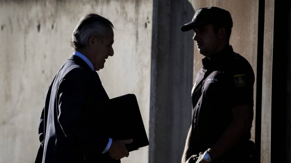 Miguel Blesa, ex presidente de Caja Madrid, llegando a la Audiencia Nacional para el juicio de las tarjertas 'black' en septiembre de 2016.