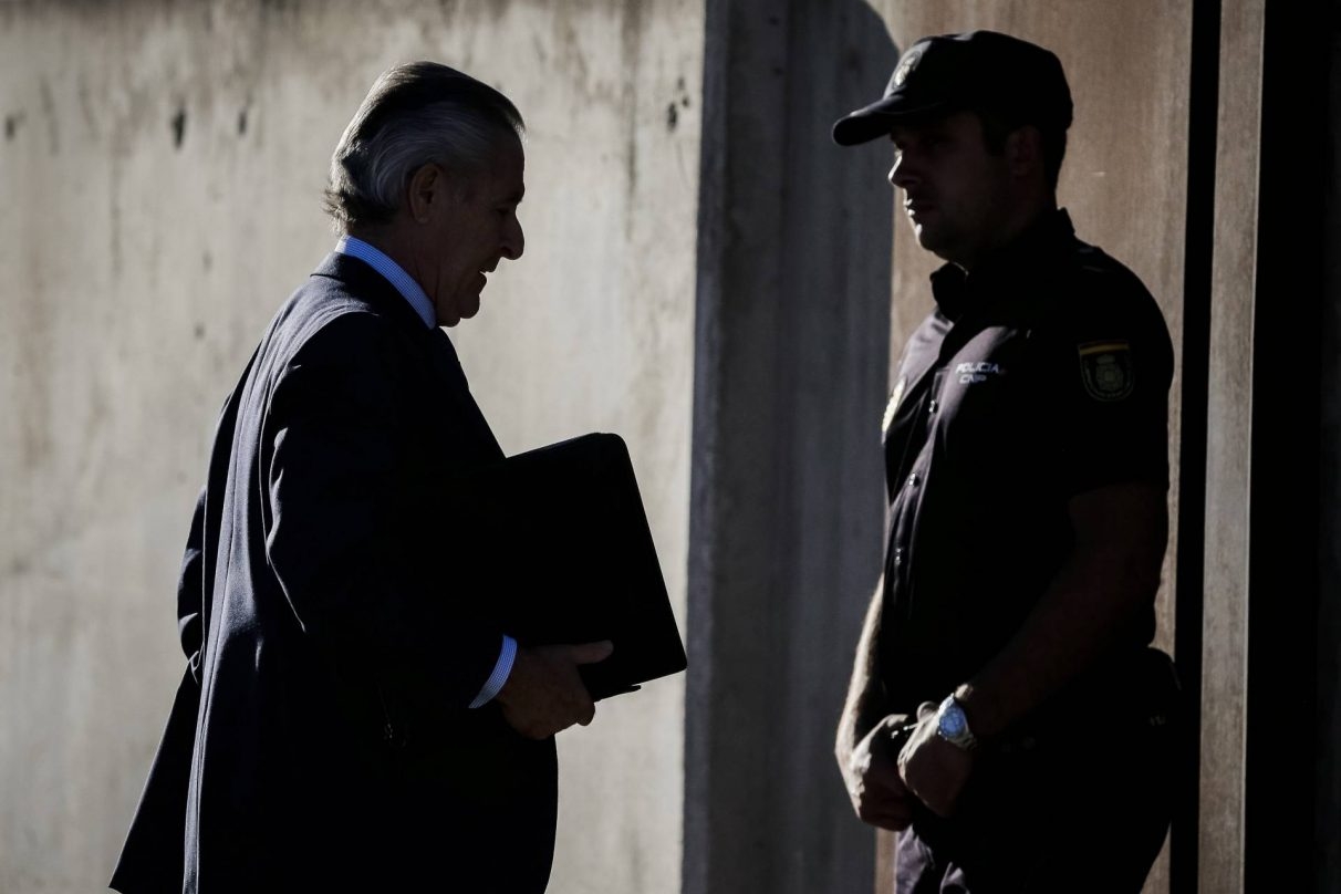 Miguel Blesa, ex presidente de Caja Madrid, llegando a la Audiencia Nacional para el juicio de las tarjertas 'black' en septiembre de 2016.