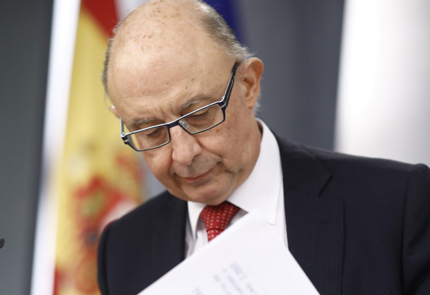 El ministro de Hacienda, Cristóbal Montoro, admite que la recaudación por IRPF no se cumplió por los salarios.