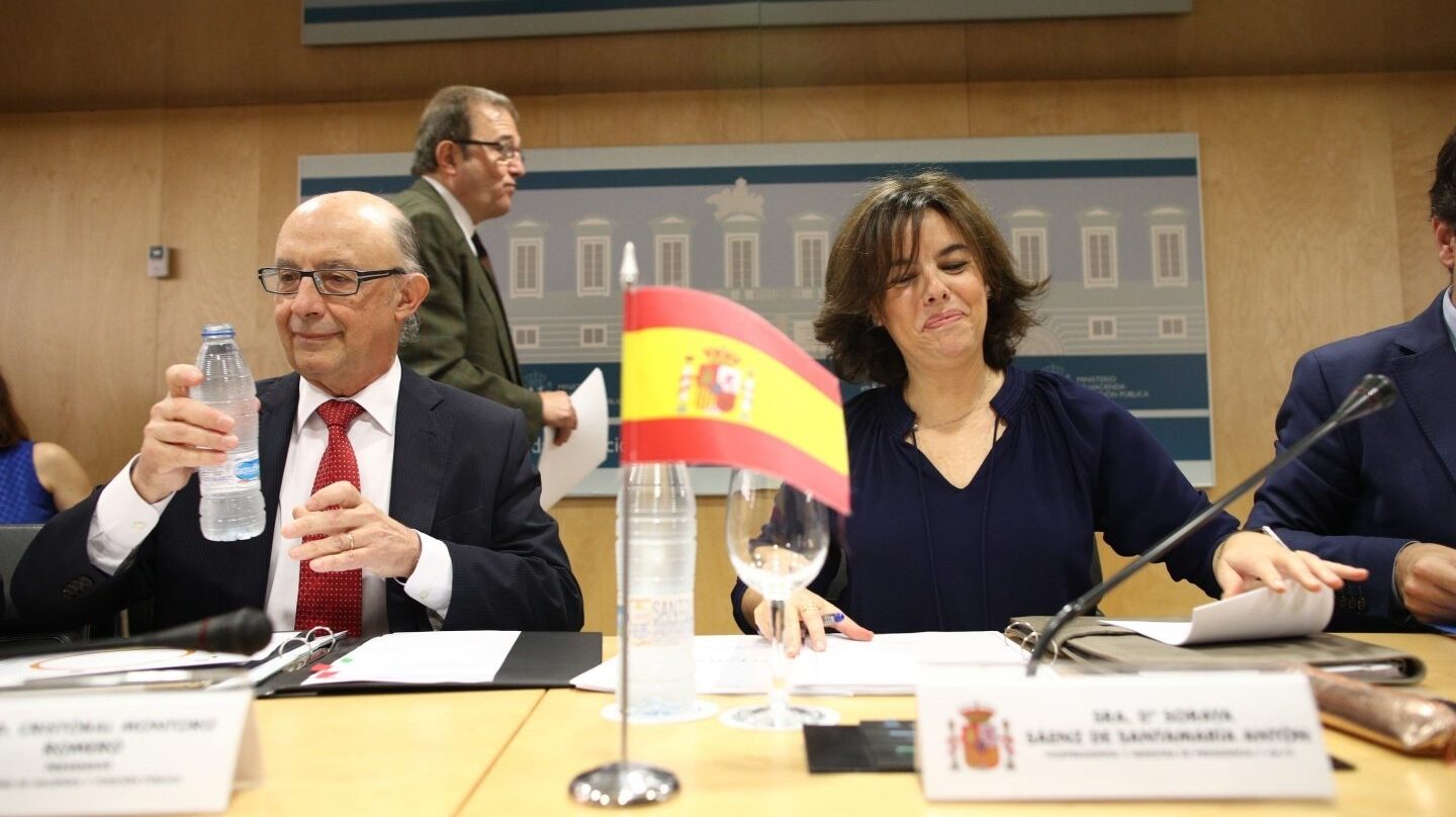 El ministro de Hacienda, Cristóbal Montoro, antes del CPFF junto a la vicepresidenta, Soraya Sáenz de Santamaría.