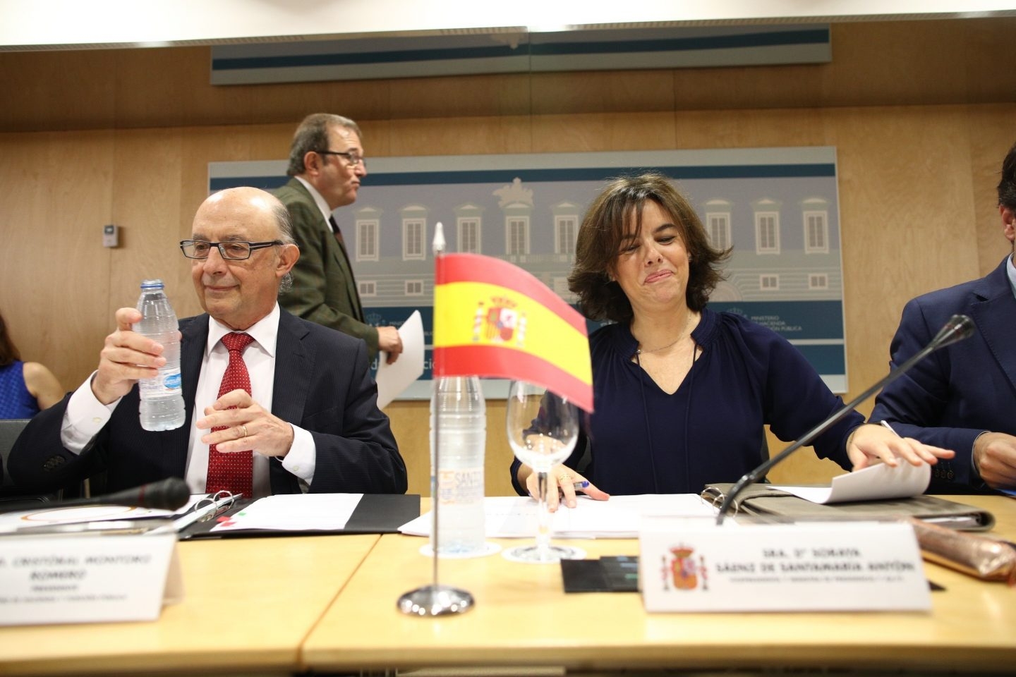 El ministro de Hacienda, Cristóbal Montoro, antes del CPFF junto a la vicepresidenta, Soraya Sáenz de Santamaría.