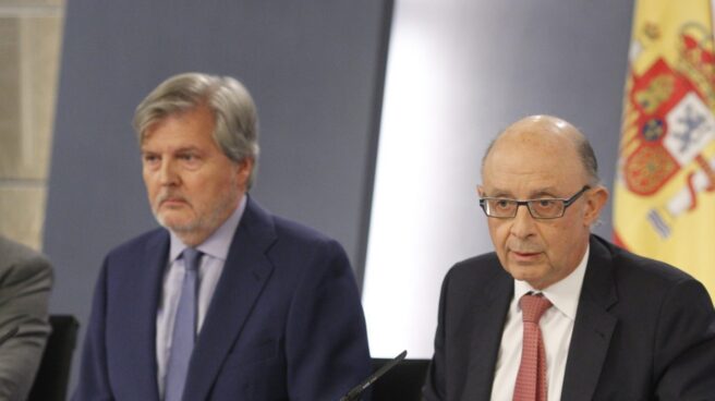 montoro-techo-de-gasto El ministro de Hacienda, Cristóbal Montoro, junto al portavoz del Gobierno, Íñigo Méndez de Vigo, en rueda de prensa tras el Consejo de Ministros.