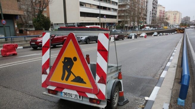 Señalización de obras en una carretera.