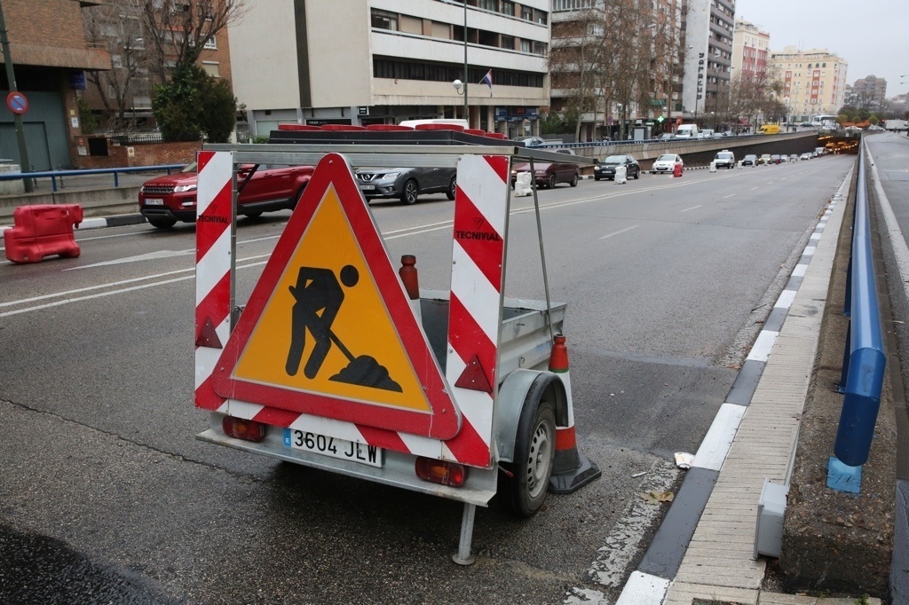 Señalización de obras en una carretera.