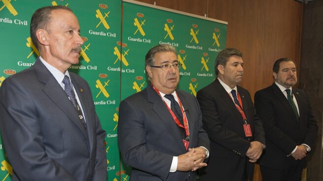 La reestructuración de Zoido provoca un terremoto en la Guardia Civil Zoido, flanqueado por Pablo Martín Alonso y José Manuel Holgado, en un acto oficial.